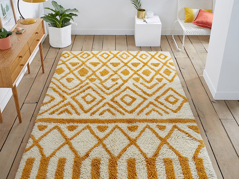 Бежевый ковер с оттенками песочного цвета