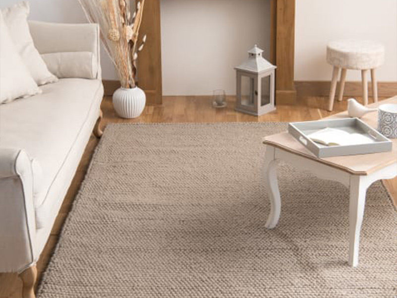 Бежевый ковер расширяет комнату в минималистичном