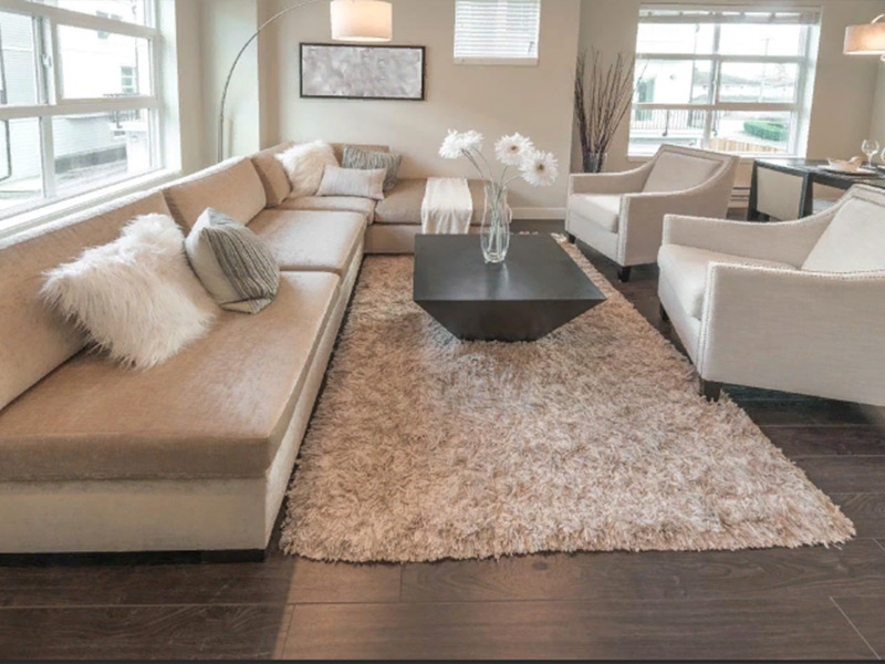 Бежевый ковер в современном минималистичном интерь