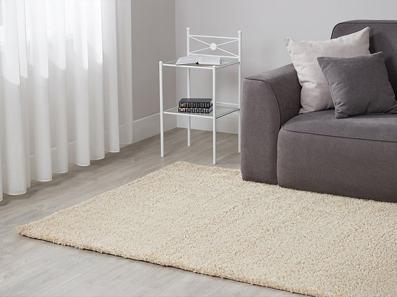 Бежевый ковер в современном светлом интерьере